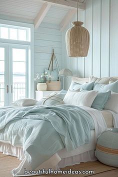 Blue White Coastal Bedroom, Beautiful Blue Bedrooms, Relaxing Home Ideas, Coastal White Bedroom Ideas, Modern Coastal Master Bed, Modern Coastal Guest Bedroom, Beach Master Bedrooms Decor, Rustic Beach Bedroom Ideas, Coastal Bedroom Inspiration