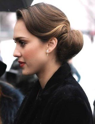 low bun Retro Wedding Hair, Retro Hair, Wedding Hair Makeup, Chic Hairstyles, Wedding Hairstyles Updo, Updo Hairstyles, Wedding Updo, Retro Hairstyles, Trending Hairstyles