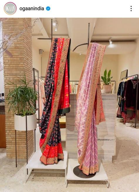 Saree Draping On Mannequin, Saree Mannequin Display, Saree Boutique Interior Design, Saree Display Ideas Showroom, Saree Shop Interior, Saree Display Ideas, Boutique Interior Design Indian, Cloth Display Ideas, Saree Product Shoot