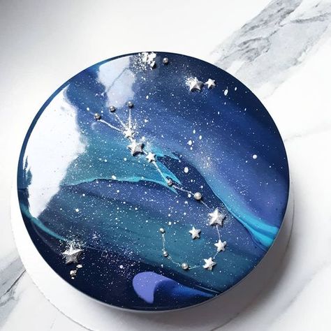 Galaxy Mirror Glaze Cake, Mirror Glaze Cake Decoration, Shiny Cake, Mirror Cakes, Glazed Cake, Patisserie Vegan, Galaxy Birthday, Glaze Cake, Galaxy Cake