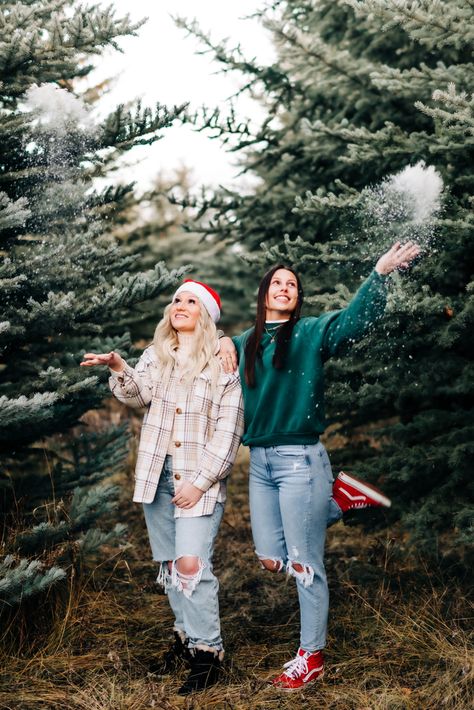 Holiday Bestie Pics, Best Friend Christmas Cards Pictures, Christmas Fun Photoshoot, Woodsy Christmas Photoshoot, Solo Christmas Photoshoot Ideas, Bff Christmas Photoshoot, Teenager Christmas Photoshoot, Teenage Christmas Photoshoot, Christmas Picture Ideas Outdoor