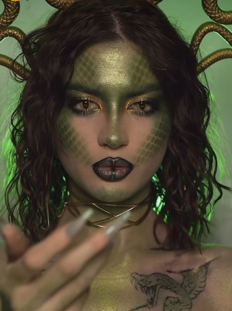 Snake Makeup Look, Medusa Makeup Ideas, Reptile Makeup, Crocodile Makeup, Lizard Makeup, Jungle Makeup, Snake Outfit, Jungle Goddess, Snake Makeup