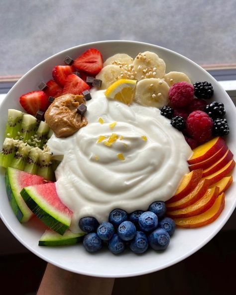 Ilona Niina🇨🇭 on Instagram: “Rainbow yogurt bowl🌈🥰 you can never have too many toppings on your bowls trust me hehe😏 which are your favorite toppings?✨⁣ ⁣ 🥣 bowl…” Lemon Yogurt Recipe, Yogurt Bowl Recipe, Yogurt Breakfast Bowl, Yogurt Bowls, Puffed Quinoa, Yogurt Recipe, Yogurt Breakfast, Healthy Yogurt, Lemon Yogurt