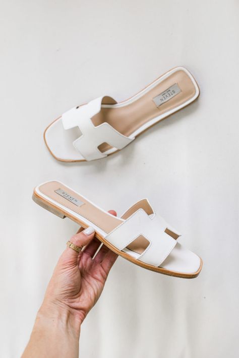 Aesthetic Flat Sandals, White Slides Outfit Summer, Fancy Flats For Women, Summer Flats 2023, Fancy Flat Sandals, Summer Shoes Aesthetic Sandals, Luxury Sandals Flat, Sandals For Greece, Summer Sandles 2023