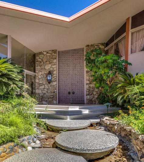 The House Of Tomorrow, Honeymoon House, House Of Tomorrow, Floating Fireplace, Palm Springs House, Futuristic House, Midcentury House, Palm Springs Style, Futuristic Home