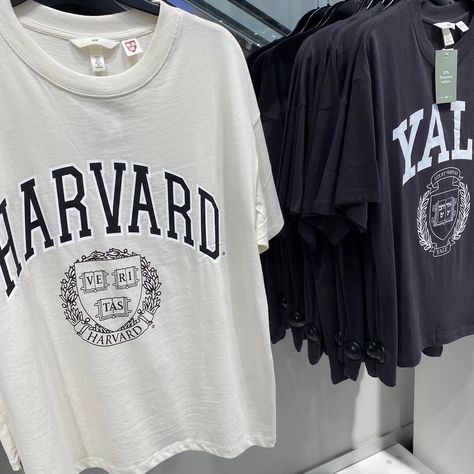 Harvard And Yale Yale T Shirt, Yale University Clothes, Harvard Clothes, Harvard Outfit, Friday Fits, Iconic Clothes, Harvard Yale, California Sweater, Studying Aesthetic