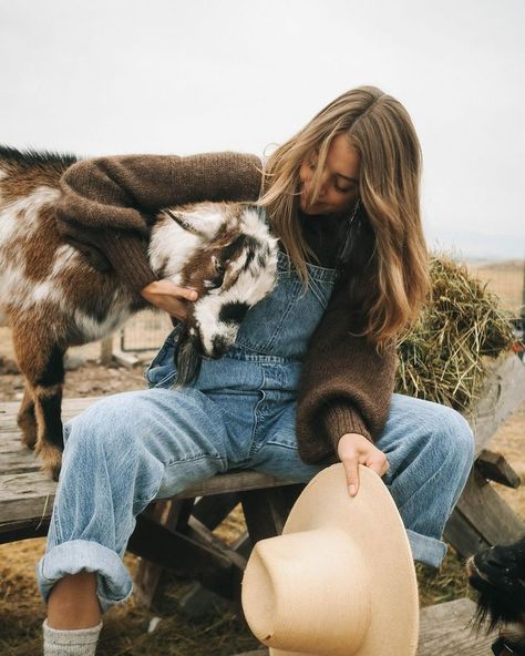 Farm Girl Outfits, Farm Family Pictures, Ranch Outfits, Growing And Glowing, Farmer Outfit, Farm Women, Rustic Outfits, Farm Fashion, Western Photoshoot