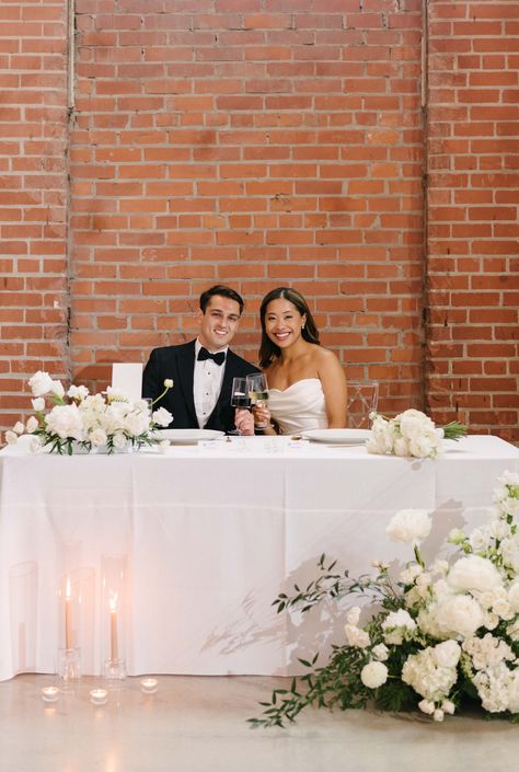 Sweetheart Table Wedding Flowers Simple, Minimalist Wedding Sweetheart Table, Minimal Table Centerpieces Wedding, Minimalistic Sweetheart Table, White Flower Sweetheart Table, Simple Sweetheart Table Wedding, Sweetheart Table White Flowers, Simple Sweetheart Table Decor, Minimal Sweetheart Table