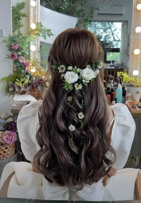 Flowers In Her Hair, Quince Hairstyles, Long Hair Wedding Styles, Wedding Hair Inspiration, Hair Up Styles, Hairdo For Long Hair, Wedding Hair And Makeup, Aesthetic Hair, Bride Hairstyles