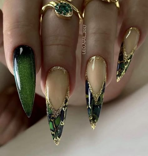 November Nails Ideas Green, Medusa Nail Design, Wedding Nails Emerald Green, Dark Green Snake Nails, Green And Blue Nails Acrylic, Green Fancy Nails, Green Gold Acrylic Nails, Slytherin Nails Aesthetic, Moss Agate Nails