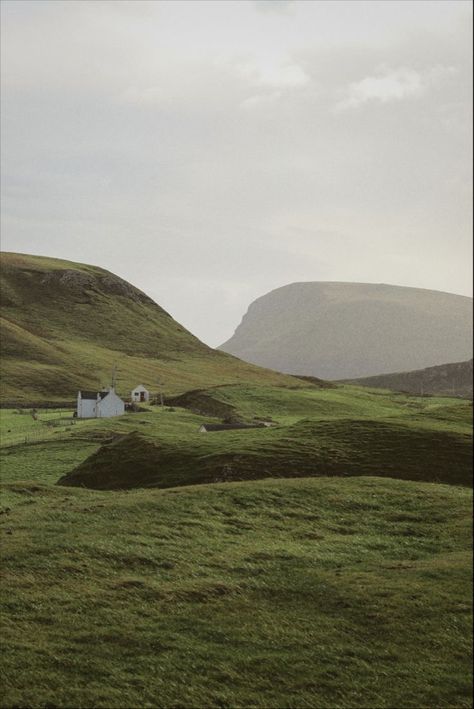 Scottish Mountains Landscapes, Autumn Scotland Aesthetic, Scotland Countryside Aesthetic, Scotland Nature Aesthetic, Scotland Mountains Aesthetic, Ireland Autumn Aesthetic, Mountain House Wallpaper, Highlands Of Scotland, Scotland Astethic