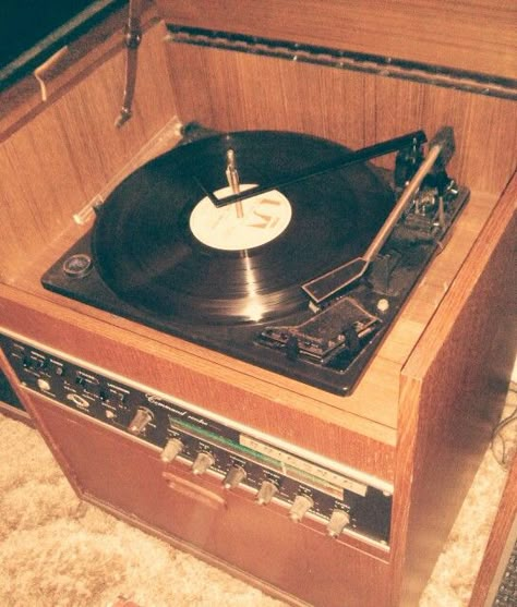 Retro old school tunes. 1970 Briconic record player. Old Record Player Aesthetic, 70s Record Player, Grease Aesthetics, Groovy House, Record Player Aesthetic, Lana Albums, Old Record Player, Richie Tozier, 60s Aesthetic