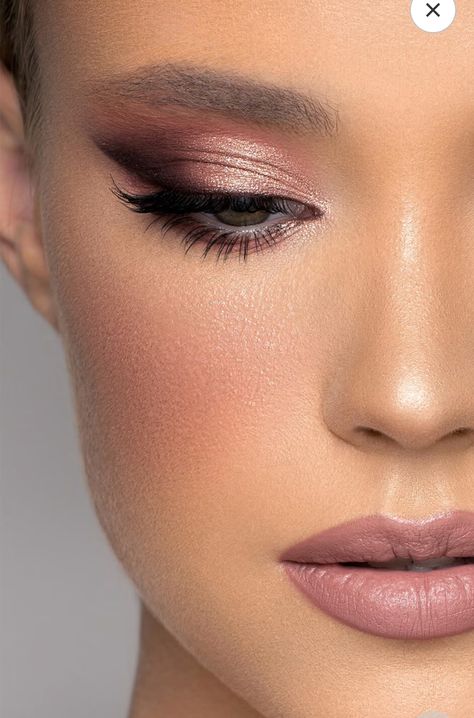 Makeup For Plum Dress, Makeup Trends Fall 2024, Brown Eyes Makeup Colors, Makeup For Wedding Guest Classy, Ball Makeup Looks, Burgundy Makeup Look Natural, Masquerade Makeup Ideas, Getextureerde Bob, Burgundy Smokey Eye