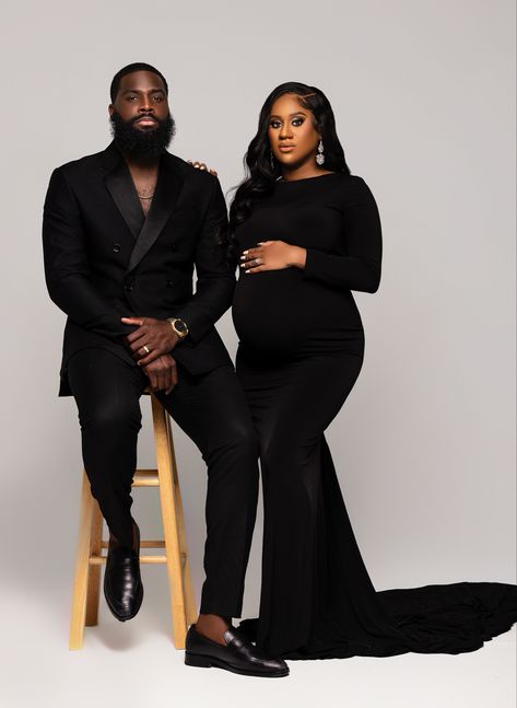 Black Themed Maternity Shoot, Black And Gold Maternity Shoot, Unique Maternity Shoot Ideas Fun, Men’s Maternity Photo Outfits, Maternity Photos Black Couples, Black Love Maternity Shoot, Maternity Photo Shoot Ideas Couples Fall, Black Family Maternity Pictures, Maternity Photography Ideas Couple Black