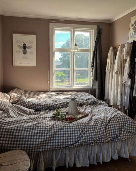 Swedish House Interior, Swedish Bedroom, Family Dates, Swedish Countryside, Farm Bedroom, Swedish Home, My Scandinavian Home, Swedish House, Cottage Bedroom