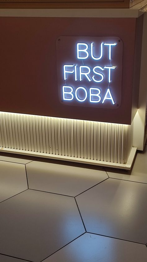 Boba Neon Sign, Aesthetic Boba Shop Interior, Bubble Tea Cafe Design, Boba Store Aesthetic, Boba Tea Shop Aesthetic, Boba Cafe Aesthetic, Boba Shop Exterior, Boba Cafe Interior, Boba Decor