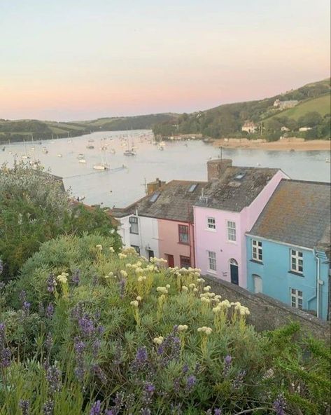 Houses By The Sea Uk, Uk Beach House, English Beach House, British Seaside House, Travel Aesthetic England, Cottage By The Sea Aesthetic, Salcombe Aesthetic, Uk Seaside Aesthetic, English Seaside Aesthetic