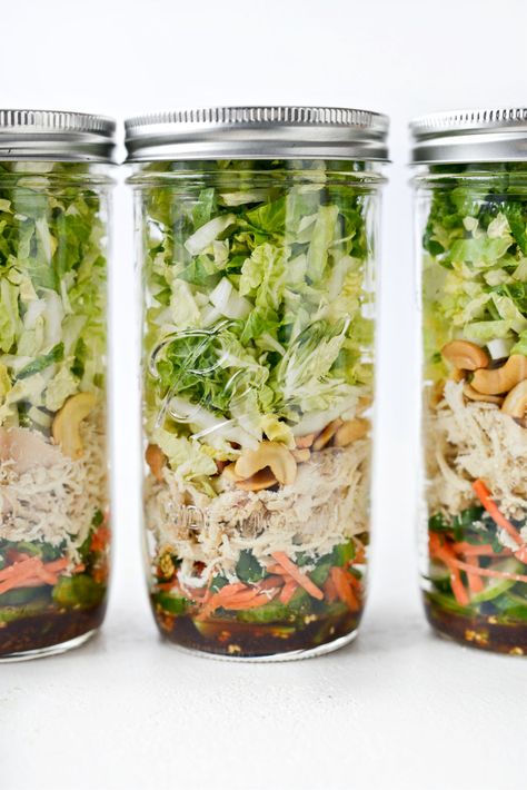 Chicken Mason Jar Salad, Asian Cashew Chicken, Nachos Chicken, Mason Jar Lunch, Easy Nachos, Salad Jar Recipe, Jar Salad, Greek Dressing, Mason Jar Salad Recipes