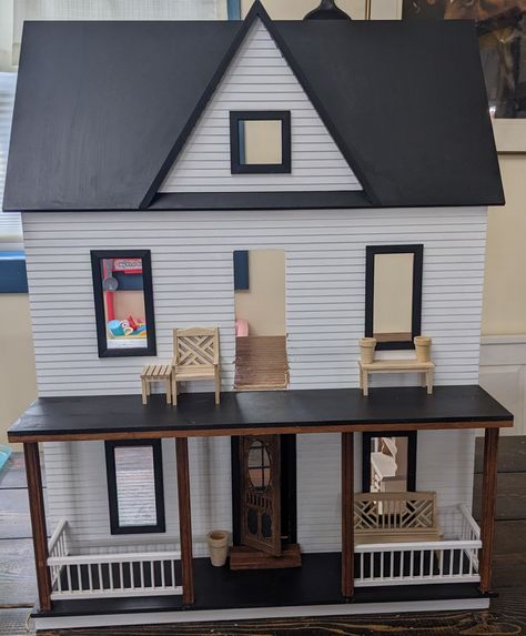 Vermont Farmhouse Jr - Double Porch Vermont Farmhouse Jr Dollhouse, Vermont Farmhouse Jr, Dollhouses Diy, Farmhouse Dollhouse, Halloween Minis, Vermont Farmhouse, Big Doll House, Big Doll, Kids Interior Design