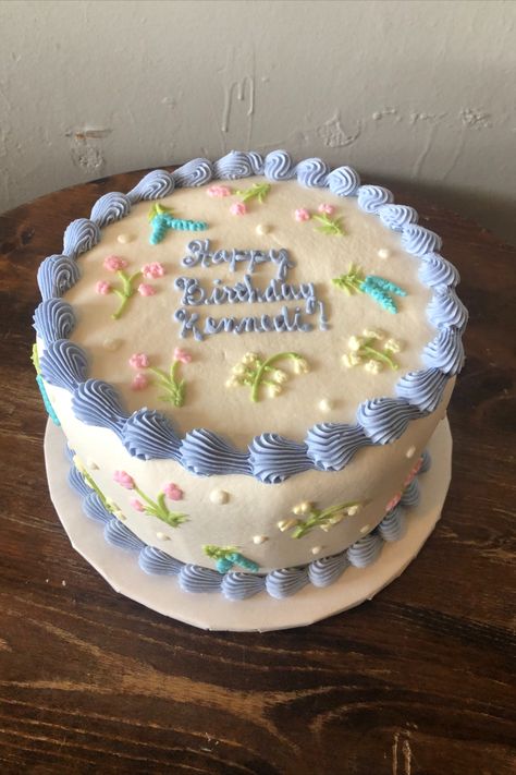 Simple Pastel Birthday Cake, Aesthetic Flower Birthday Cake, Dainty Cake Designs, Pintrest Cakes Minimalist, Publix Birthday Cakes Ideas, Spring Birthday Cake Aesthetic, Lavender Birthday Cake Simple, Simple Cake Frosting Designs, Birthday Cake Asethic