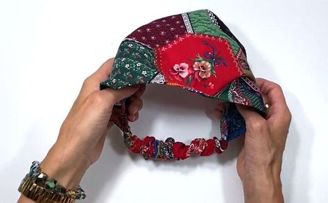 This is a guide to making a DIY bandana headband. Learn how to make a bandana headband you can wear two ways with this simple step-by-step sewing tutorial. How To Make Bandana Headband, Diy Bandana Headband, Hair Bandana Pattern, Bandana Headband Tutorial, Headboards Diy, Diy Bandana, Sew Accessories, Bandana Head Scarf, Scrunched Hair