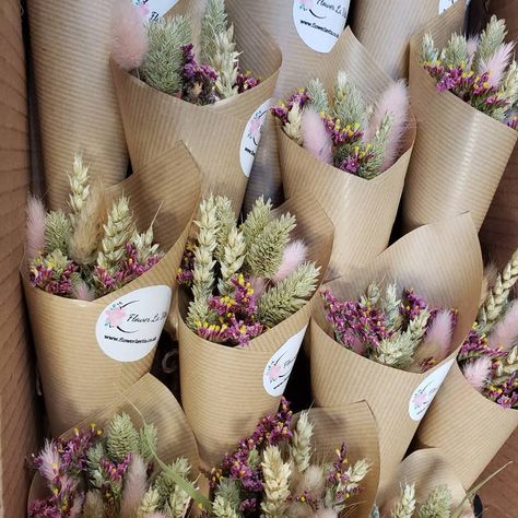 Flower Booth, Dried Flower Bar, Display Dried Flowers, Farmers Market Display, Flower Bunches, Dried Flowers Diy, Wedding Reception Fun, Market Display, Flowers For Sale