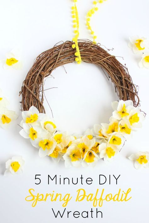 Make this DIY spring daffodil wreath in five minutes with under $10 worth of materials! #springwreath #fiveminutecraft #daffodilwreath Holiday Diy Crafts, Daffodil Wreath, Spring Flower Wreath, Diy Spring Crafts, Diy Spring Wreath, Holiday Crafts Diy, Library Programs, Diy Spring, Wreath Diy