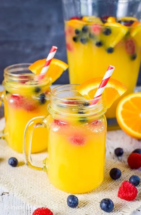 Pineapple Orange Punch - fruit juices, Sprite, and fresh berries makes a party punch that everyone can enjoy! Easy recipe to make any time of year! #nonalcoholicpunch #partypunch #fruitjuice #kidfriendlydrinks #punch #recipe Pineapple Orange Punch, Orange Punch Recipes, Breakfast Punch, Grad Food, Alcohol Punch, Dominican Recipes, Fruit Punch Recipe, Pineapple Juice Recipes, Mixed Fruit Juice