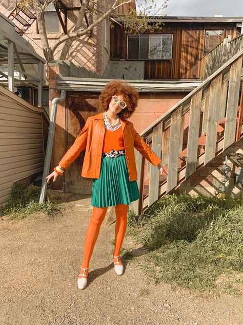 Orange Vest Outfit, Orange And Green Outfit, Orange Skirt Outfit, Green Pleated Skirt, 70s Girl, Style Scrapbook, Max Fashion, Boutique Shoes, Spring Inspo