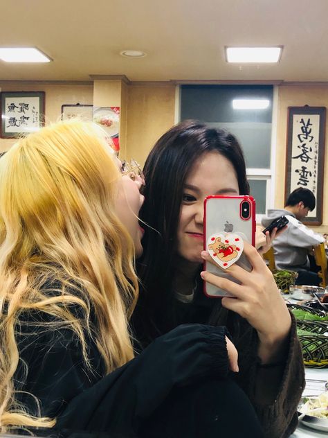 Bff Poses, Korean Best Friends, Aesthetic Grunge Outfit, Girl Couple, Friend Poses Photography, Ulzzang Couple, Uzzlang Girl, Best Friend Goals, Best Friends Forever