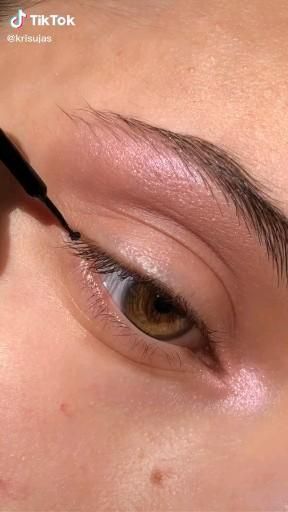 natural eyeshadow tutorial • Tik Tok -  natural eye look #makeup #eyeliner #eyeshadow #trendy #tiktok Trendy Eyeliner, Eyeshadow Tutorial Natural, Face Makeup Tutorial Video, Double Eyeliner, Glowing Skin Makeup, Hooded Eye Makeup Tutorial, Natural Eye Makeup Tutorial, Maquillage On Fleek, Trendy Tiktok