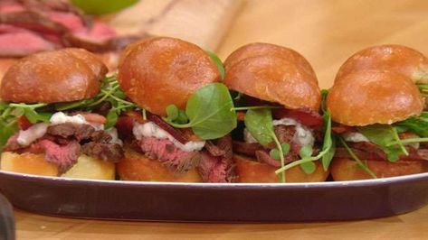 Grilled Petite Filet Sliders Filet Sliders, Mushrooms Burger, Filet Mignon Sliders, Food Steak, Steak Sandwiches, Rachael Ray Recipes, Burger Sliders, Baked Bacon, Slider Recipes