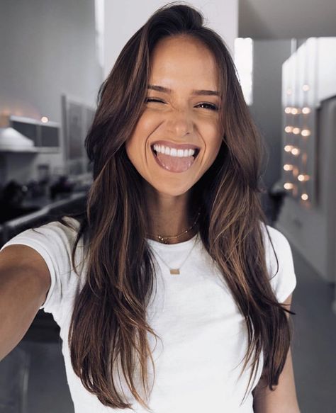 Real Women Fashion, Helen Owen, Awesome Makeup, Volume Curls, Woman Smiling, Wander Beauty, Alex Morgan, Brunette Woman, Beautiful Smile