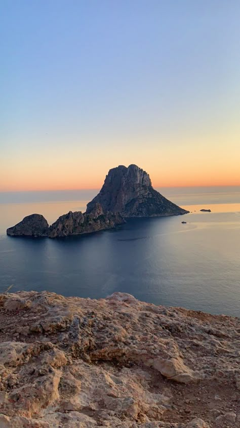 Ibiza, Islas baleares, lugares aesthetic Ibiza Wallpaper, Ibiza Pictures, Ibiza Aesthetic, Ibiza Poster, Spain Aesthetics, Ibiza Holiday, Ibiza Vibes, Ibiza Sunset, Summer Abroad