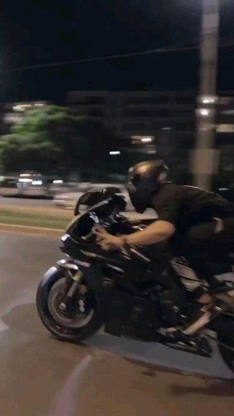 Black Matte Motorcycle, Video Anak Motor, Night Rides Motorcycle, Motorcycle Boy Aesthetic, Geng Motor Aesthetic, Video Geng Motor Wattpad, Geng Motor Video, Motorcycle Gang Aesthetic, Wattpad Geng Motor