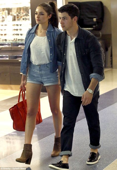 Olivia Culpo Casual Outfits For Couples, Nick Jonas Girlfriend, Nick Jonas And Olivia, Nick Jonas Olivia Culpo, Tom Boy Style, Miss Universe 2012, Outfits For Couples, Celeb Street Style, Celebrity Casual Outfits