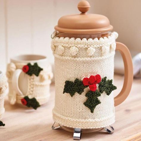 Holly Cafetiere Easy Knitting Projects, Tea Cozy, Christmas Tea, Holly Leaf, Christmas Toys, Christmas Knitting, Pattern Free, Easy Knitting, Gift Decorations