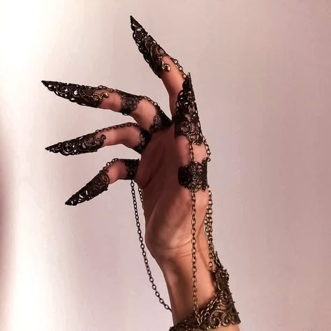 Metal Glove, Middle Finger Ring, Look Grunge, Filigree Jewelry, Bronze Jewelry, Dope Jewelry, Avant Garde Fashion, Dark Wear, Mode Inspo