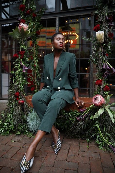 Womens Suit #womenssuit #fashion Power Suits For Women, Womens Suit, Lifestyle Photoshoot, New York Street Style, Black Bloggers, Green Suit, Work Style, Blazer Outfits, Natural Style