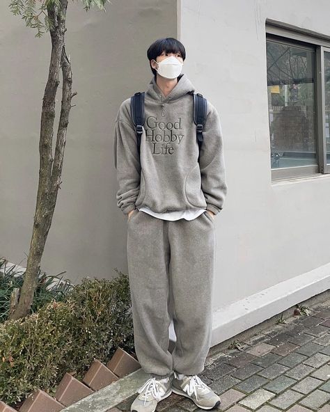 Gray Sweatpants Outfit Men, Outfits With Grey Sweatpants, Outfits With Sweats, Sweatpants Outfit Men, Hoodie And Sweatpants Outfit, Gray Sweatpants Outfit, Korea Street Style, Korean Street Fashion Men, Masculine Outfits