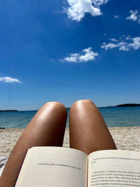 reading book on the beach Reading By Beach, Book On Beach, Beach Reading Aesthetic, Book And Beach, Reading On The Beach, Turkey Summer, Vacation Pics, Laying On The Beach, Beach Tan