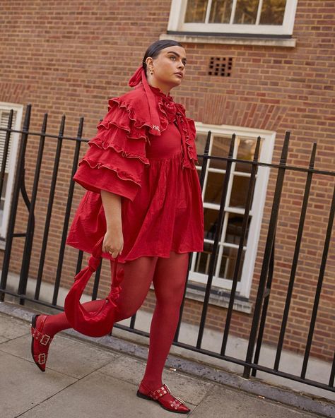 Plus Size Fashion Week, All Red Outfit, Red Tights Outfit, Street Style Plus Size, Maximalist Outfit, Maximalist Outfits, Summer New York, Red Tights, Dion Lee