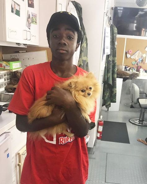 Stranger Things Behind the Scenes Season 3 with Caleb McLaughlin, Lucas, dog Lucas Sinclair, Lucas Stranger Things, Caleb Mclaughlin, Joe Kerry, Stranger Things 3, Stranger Things Kids, Stranger Things Actors, Stranger Things Characters, Cast Stranger Things