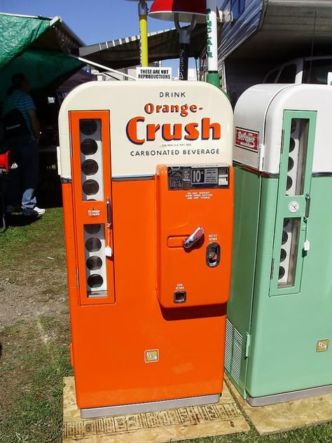 Orange Crush Vending Machine by šťastnou cestu, via Flickr Soda Vending Machine, Soda Machine, Coke Machine, Soda Machines, Drinks Machine, Orange Soda, Vending Machines, Retro Advertising, Old Signs