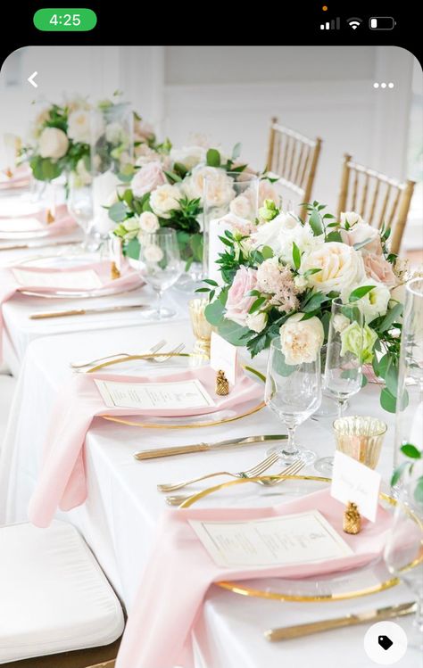 Ivory Gold Wedding, Wedding Table Pink, Pink Table Settings, Wedding Reception Details, Gold Wedding Reception, Pink Wedding Inspiration, Tafel Decor, Pink Napkins, Reception Details