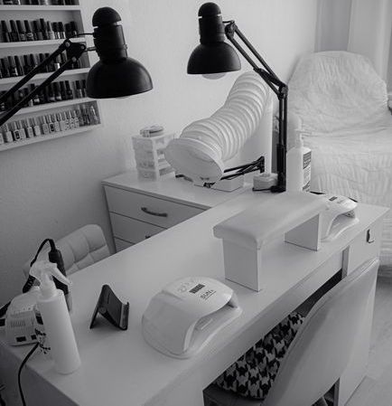 At Home Nail Room, Home Nail Salon Ideas Small Spaces, Home Nail Salon Ideas, Nail Technician Room, Tech Room, Nail Salon Interior Design, Nail Salon Interior, Home Beauty Salon, Nail Desk