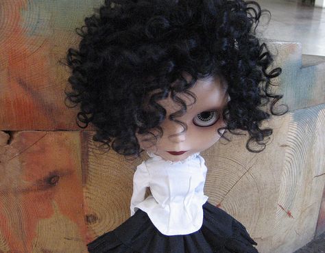 curly love~ Bythle Dolls Curly Hair, Curly Blythe Doll, Curly Doll Hair, Colorful Moths, Nice Background, Dark Red Lips, Doll Aesthetic, Black Eyeshadow, Blythe Custom