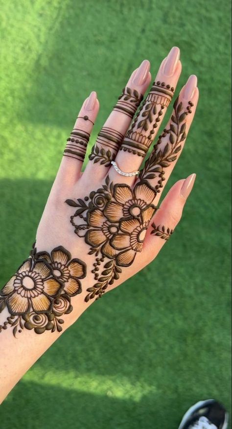 Mehndi Designs Finger, Henna Hand Designs, Beautiful Simple Mehndi Design, Front Mehndi Design, Leg Henna, Palm Mehndi Design, Simple Mehendi Designs, Tato Henna, Eid Mehndi Designs