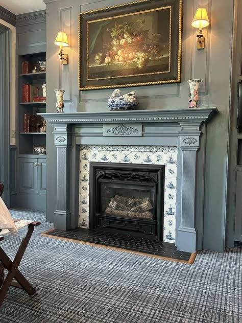 Colonial Family Room Ideas, Colonial Style Living Room Ideas, Historic Home Fireplace, New England Fireplace, Antique Colonial House Interior Design, Step Down Family Room, Colonial Williamsburg Interiors, Linda Smith Davis, Williamsburg Decor