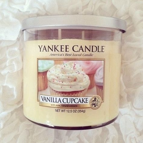 Frosting Aesthetic, Yankee Candle Vanilla, Candle Obsession, Candle Vanilla, Bath Body Works Candles, Winter Candle, Candle Aesthetic, Candy Girl, Vanilla Frosting